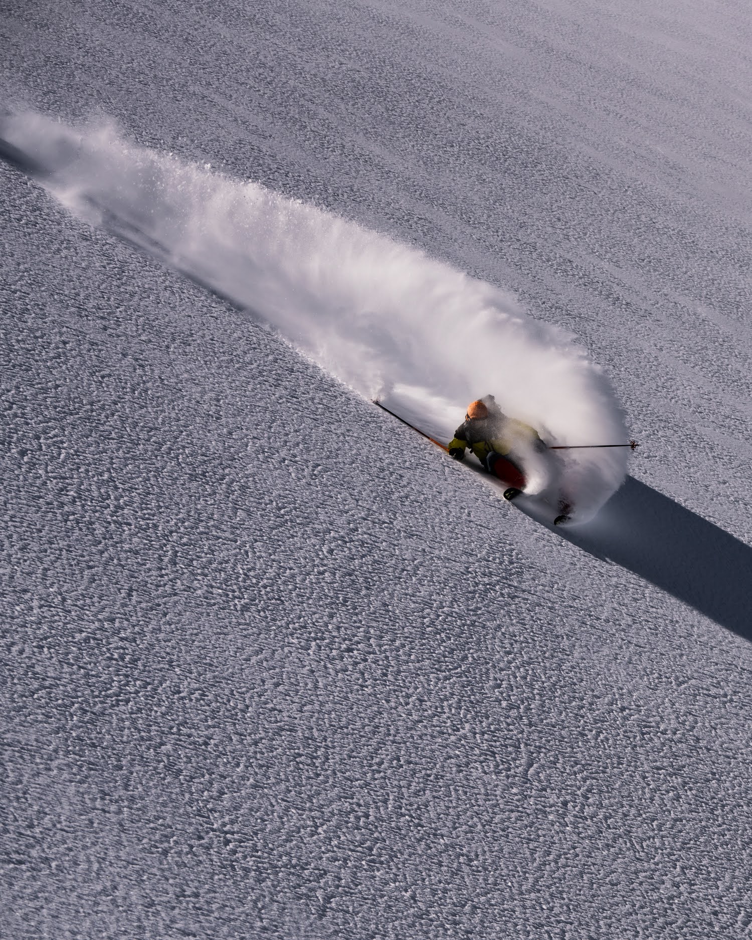 Julien Lopez en descente freeride sur une grande face enneigée