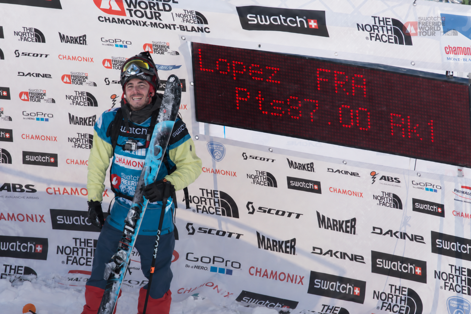 Julien Lopez devant le panneau de résultats du Freeride World Tour à Chamonix