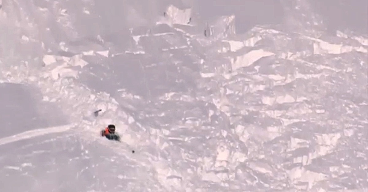 Coulée d'avalanche sur une face alpine