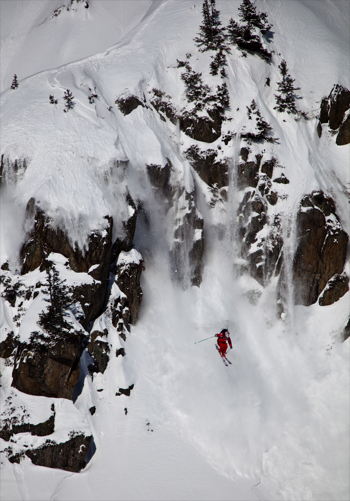 Julien Lopez en compétition freeride à Chamonix, dans une face raide et exposée