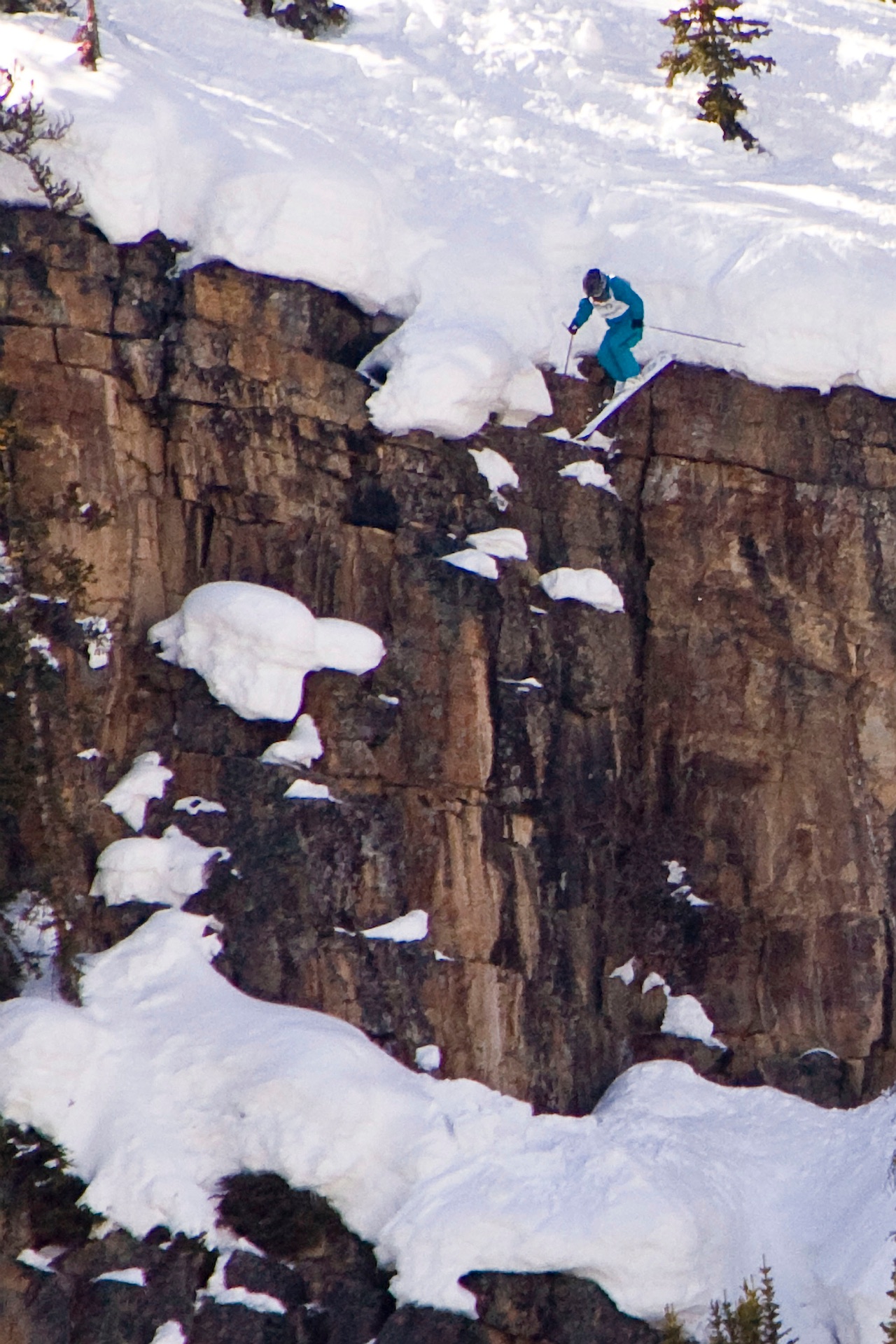 Julien Lopez au bord d'une barre rocheuse avant un saut de falaise