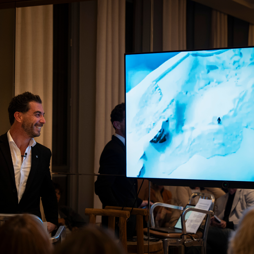 Julien Lopez en conférence avec image de montagne